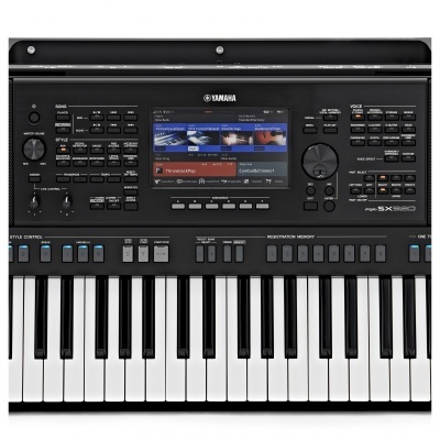 Teclado musical Yamaha PSR-SX600 preto com visor colorido e teclas brancas e pretas