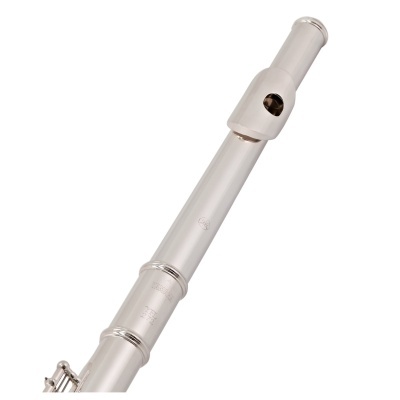 Flauta transversal prateada sobre fundo branco