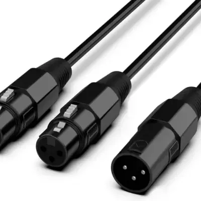 Cabos pretos com conectores XLR, dois fêmeas e um macho