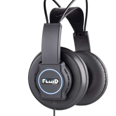 Headphones pretos com banda acolchoada e logótipo FLUID AUDIO.