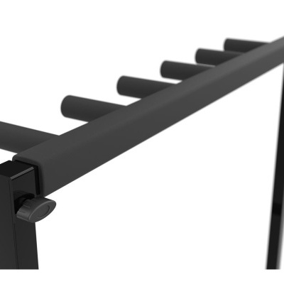 Estrutura metálica preta com braços cilíndricos para pendurar