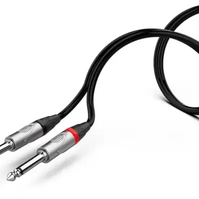 Cabo áudio estéreo com conectores jack 6,35 mm e cabo preto sobre fundo branco