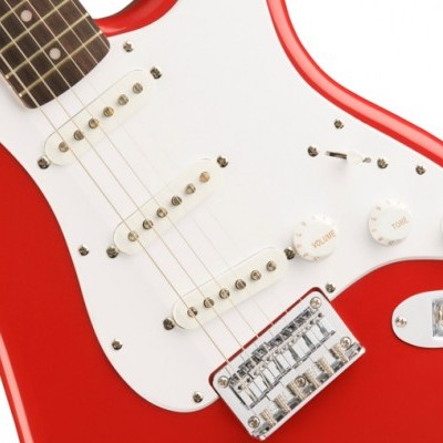 Guitarra elétrica vermelha com pickguard branco, captadores e botões brancos.