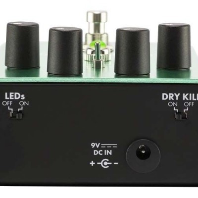 Pedal de efeito para guitarra verde com botões pretos e texto branco