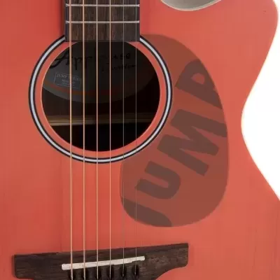 Guitarra acústica coral com cordas e detalhes em madeira escura