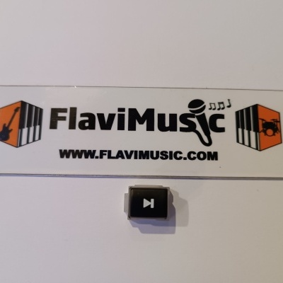 Tecla preta com símbolo de pausa/reprodução e cartão FlaviMusic com textos e logos