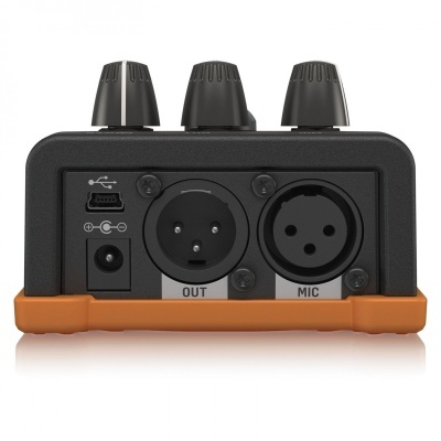 Parte traseira de equipamento eletrônico preto com entradas XLR e botão