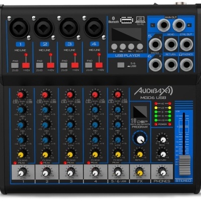 Mesa de mistura de áudio preta com botões e várias entradas