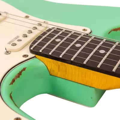 Guitarra elétrica verde claro desgastada com captador branco e braço de madeira escura
