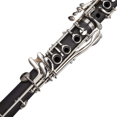 Parte de clarinete preto com teclas prateadas em fundo branco