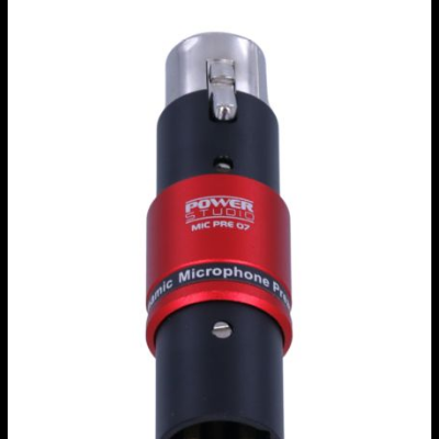 Pré-amplificador de microfone preto e vermelho com conector XLR