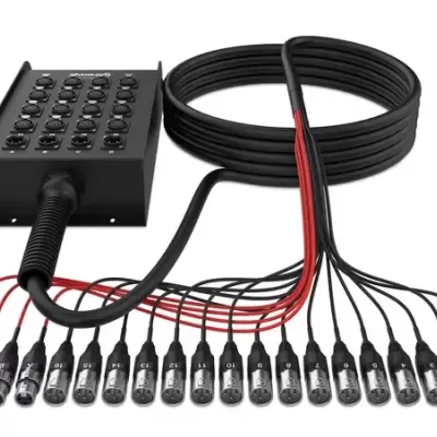Mesa de distribuição áudio preta com saídas XLR numeradas e cabos