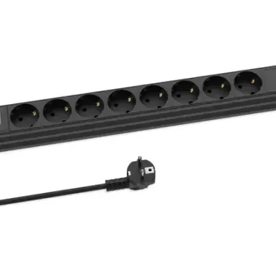 Régua elétrica preta com oito tomadas e cabo com ficha de três pinos.