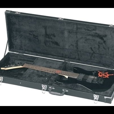 Guitarra elétrica preta numa case rígida preta estofada a veludo preto