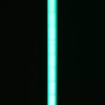 Lâmpada de luz LED azul-turquesa vertical com base preta em fundo escuro