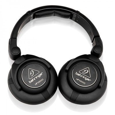 Auricular preto Behringer HPX6000 com almofadas acolchoadas em fundo branco