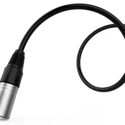 Cabo adaptador XLR preto com conector metálico prateado