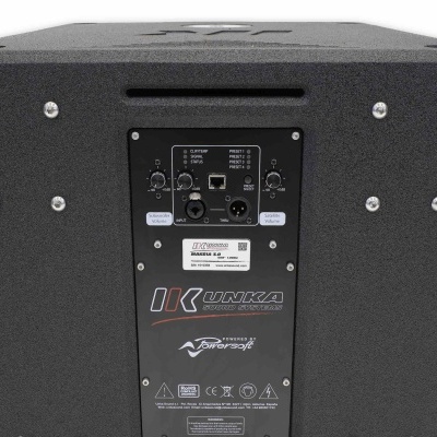 Coluna de som preta traseira com conectores e controles