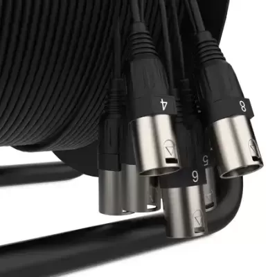 Cabo preto enrolado com conectores XLR metálicos numerados