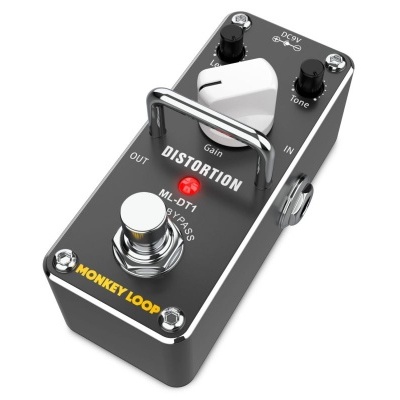 Pedal de distorção preto para guitarra com botões e texto visível MONKEY LOOP