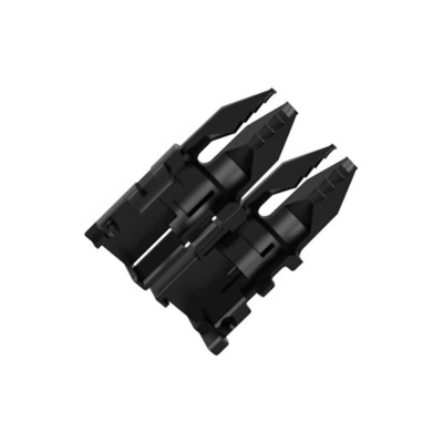 Conjunto de três peças de plástico preto com formas angulares e detalhes estruturais