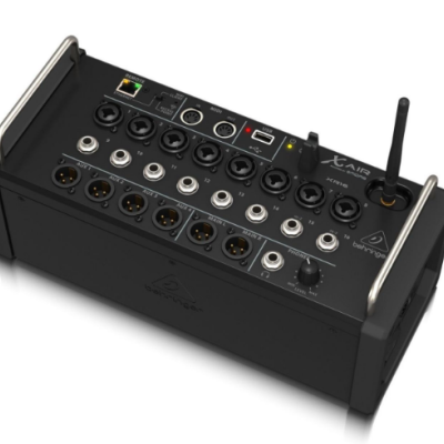 Mesa de mistura de áudio Behringer X AIR XR18 preta com múltiplas entradas e pegas metálicas