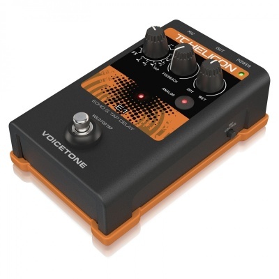 Pedal de guitarra TC-Helicon Voicetone preto com base laranja e botões pretos