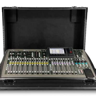 Mesa de mistura de áudio numa mala rígida preta aberta