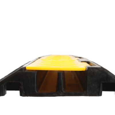 Rampa de cabo preta e amarela com textura antiderrapante