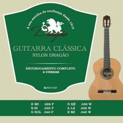 Guitarra clássica de madeira clara com etiqueta verde com informações sobre o produto e cordas