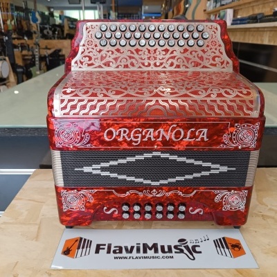Acordeão vermelho detalhado com teclas circulares e texto ORGANOLA