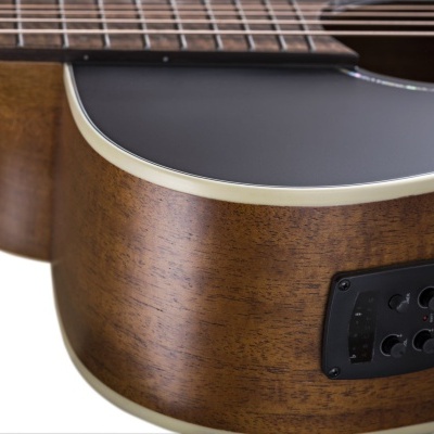 Parte de violão acústico com corpo de madeira castanha e tampo preto