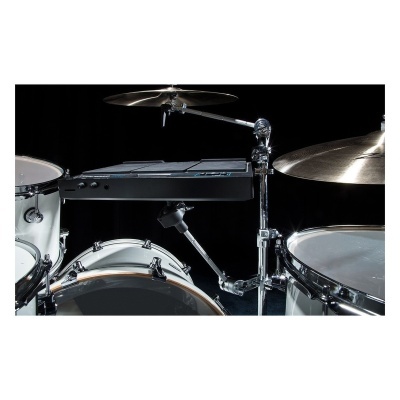 Bateria com pratos metálicos e controlador de pads eletrónico preto montado