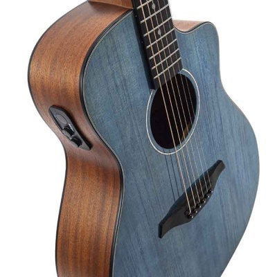 Guitarra acústica com corpo azul e laterais de madeira castanha
