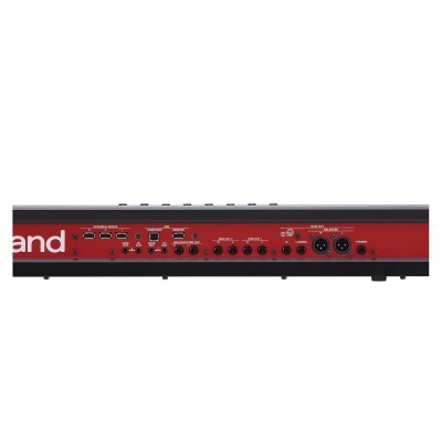 Parte traseira de teclado musical Roland em preto e vermelho com portas de entrada e saída