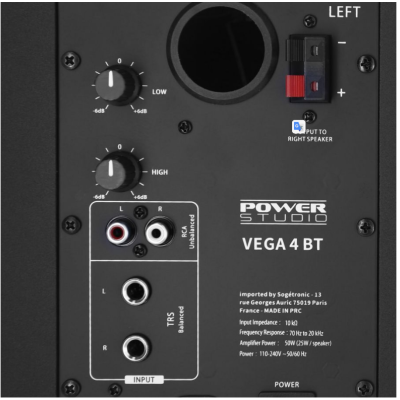 Painel traseiro de amplificador preto com botões de ajuste e conectores