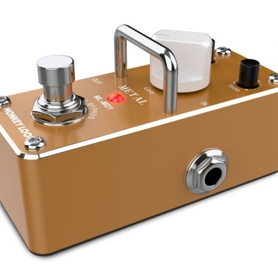 Pedal de guitarra metálico bronze com botões e entrada jack