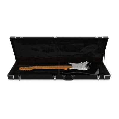 Guitarra elétrica preta num estojo rígido preto aberto