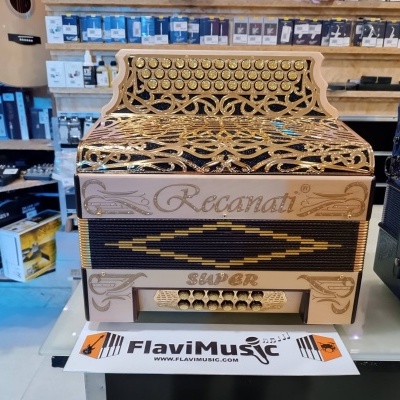 Acordeão Recanati dourado e preto com decoração detalhada numa loja de música