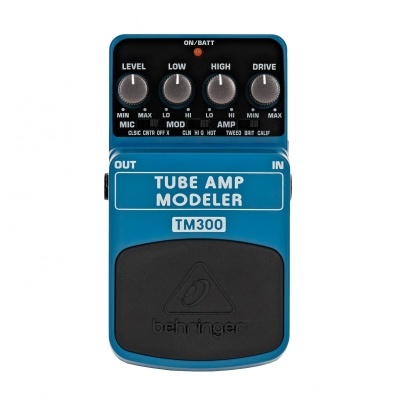 Pedal azul Behringer Tube Amp Modeler TM300 para guitarra com potenciômetros e texto branco