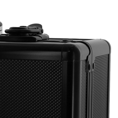 Mala preta rígida com textura pontilhada e fechadura no topo.