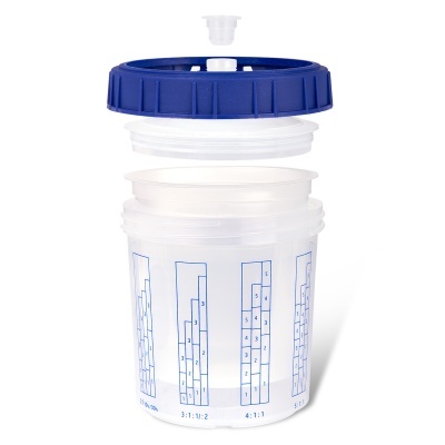 Recipiente plástico transparente com tampa azul e medidores azuis