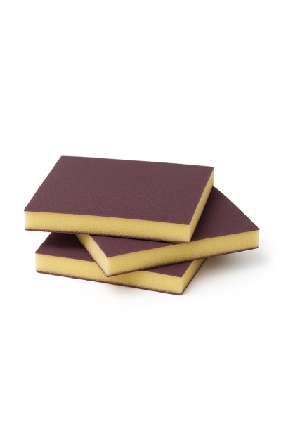 Três lixas de esponja retangulares castanhas e amarelas empilhadas