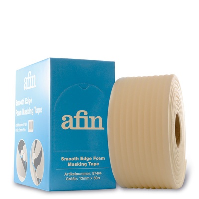 Rolo de fita adesiva bege junto a embalagem azul com texto branco.