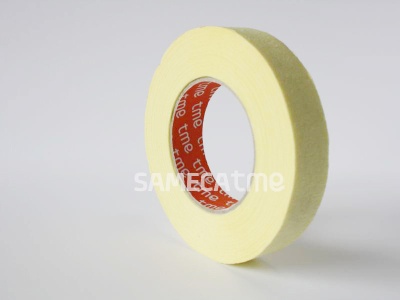 Rolo de fita adesiva amarela com interior vermelho e texto parcial 'tme'