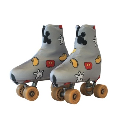 Patins em linha com capa protetora cinza com padrões coloridos