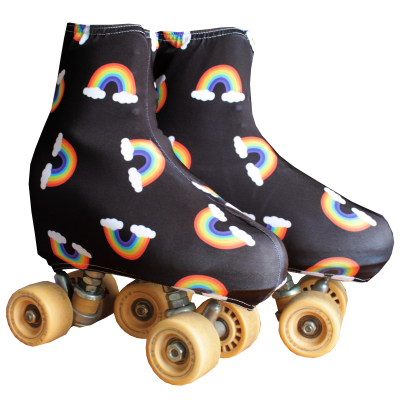 Patins de rodas com capa de arco-íris