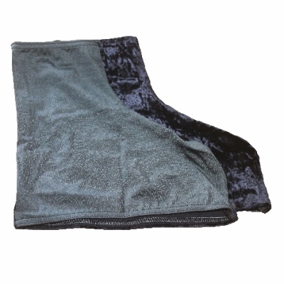 Duas meias tipo polaina cinzenta e preta com textura aveludada