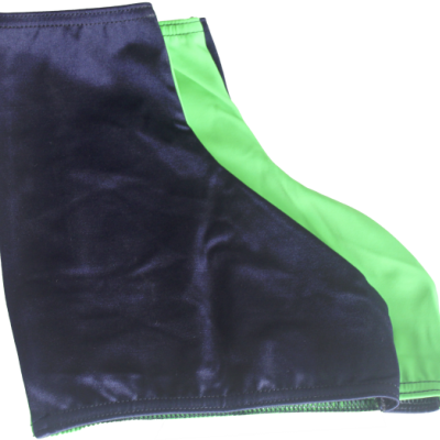 Duas capas para tornozelo, uma preta e outra verde, com textura acetinada e costuras visíveis