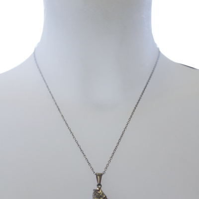 Colar com pendente de patins metálico prateado no manequim branco